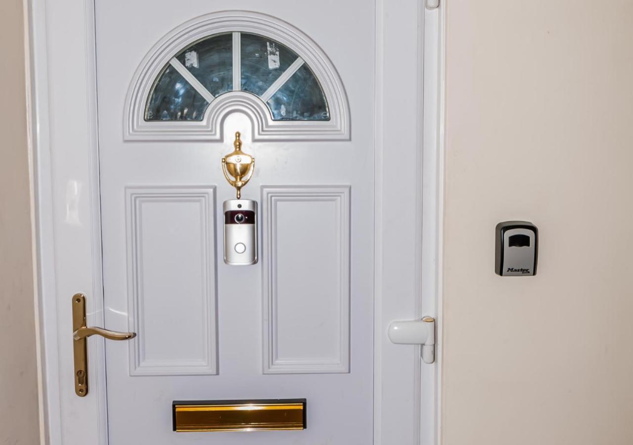 2 Bed Apartment-5 Guests - Business-Relocation-Parking - The Brighton Short Stay & Serviced Apartments Bagian luar foto