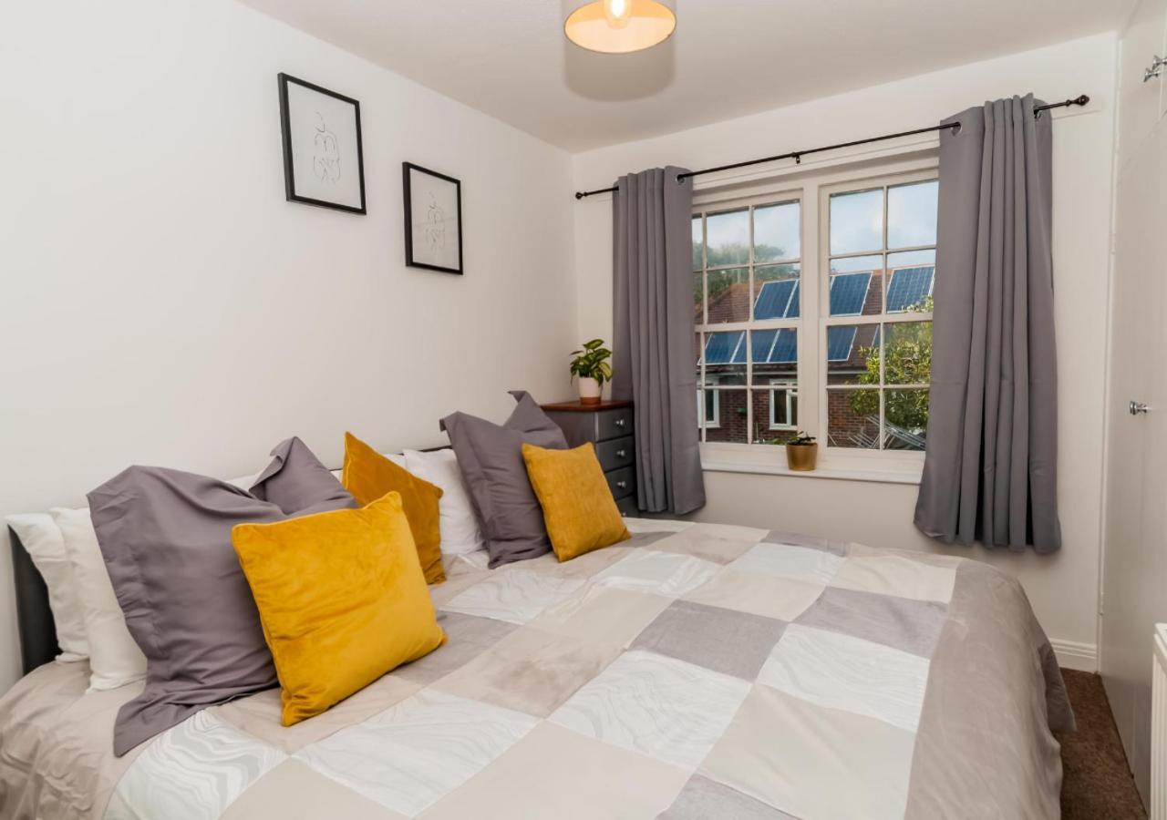 2 Bed Apartment-5 Guests - Business-Relocation-Parking - The Brighton Short Stay & Serviced Apartments Bagian luar foto